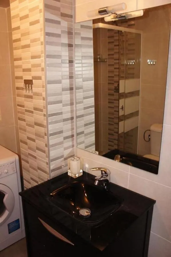 Cozy Apartment In Fuengirola! Baesta Laege  Fuengirola
